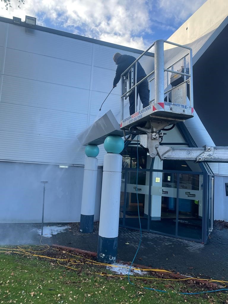 CleanItUK_Group's tweet photo. Bizz Space, Felling:

✅Remove and dispose of all vegetation from roof area.
✅Jet wash external elevation cladding, formed concrete, entrance canopy and signature throughout.

#cleanitukgroup #jetblasting #vegetation #cleaning #accessplatform https://t.co/6tj6MGDRYU