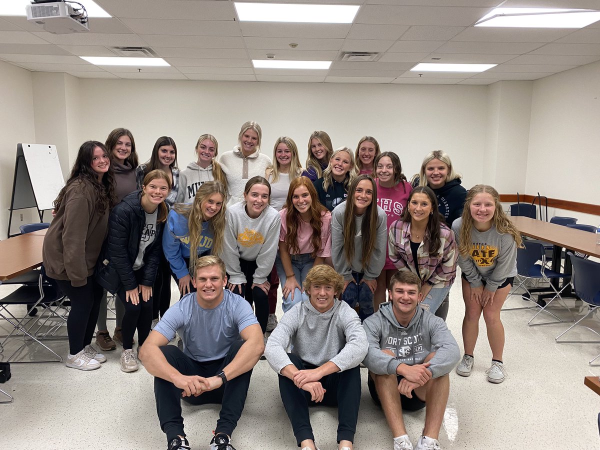 Kare Team Thanksgiving! So thankful for this kids who volunteer to run the food pantry and donate their time at Crosslines! Giving back big! 💛🤎 <a href="/DrPowersKHS/">Bill Powers, Ed.D.</a> <a href="/officialSPS/">Springfield Public Schools</a>