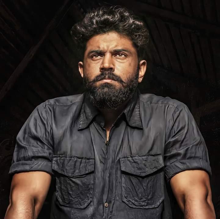 vivek_tj's tweet photo. "കാട്ടാളന്മാർ നാട് ഭരിച്ച്
നാട്ടിൽ തീ മഴ പെയ്തപ്പോൾ
പട്ടാളത്തെ പുല്��ായ് കരുതിയ
മട്ടാഞ്ചേരി മറക്കാമോ? "

#Thuramukham  #NivinPauly
@Nivinofficial #ThuramukhamfromDec https://t.co/xn0xCT5DgN