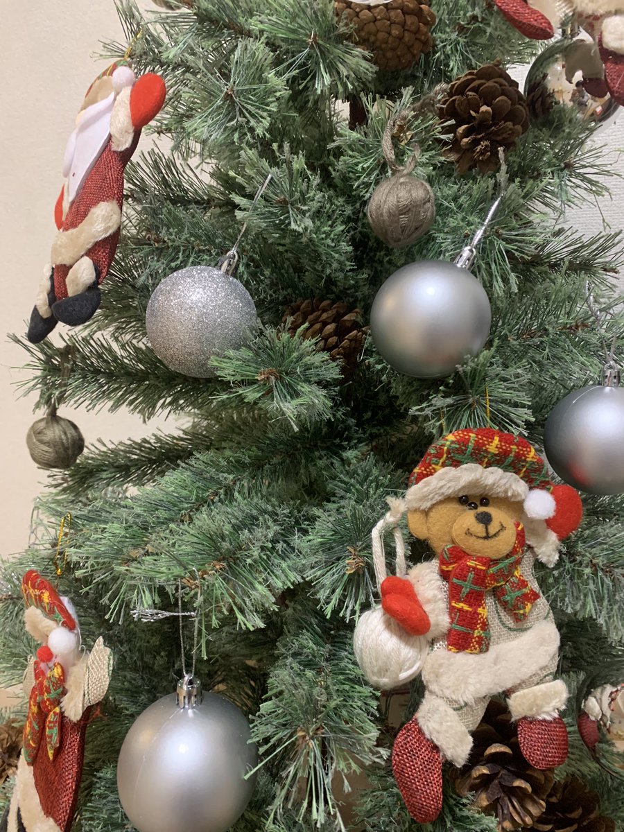 UmeRock10's tweet photo. クリスマスツリーに怪物おった https://t.co/yIdRZgSrvj