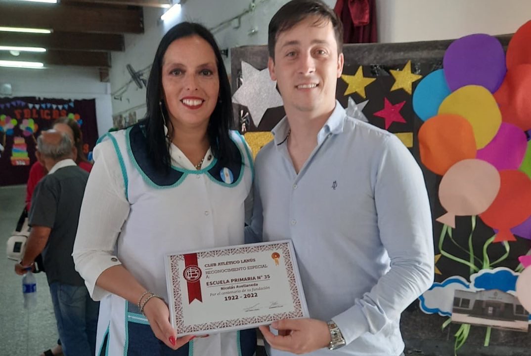 matias_argy's tweet photo. 🏫 También, acompañamos durante el acto por el Centenario de la Escuela Primaria N° 25 Nicolás Avellaneda, en #VillaCaraza, en donde a principio de año nos acercamos con la @fundacioonclublanus para realizar una donación de útiles escolares ✏️. https://t.co/3IqYvIlMpK