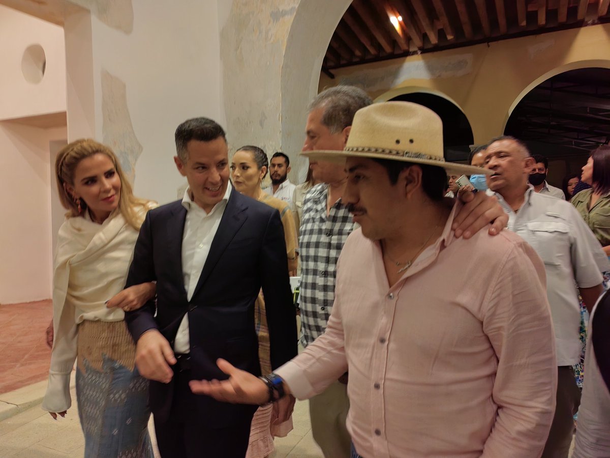 jesuslopezsan's tweet photo. El gobernador @alejandromurat Hinojosa  felicita a Mauro Cruz líder de @afodepoac AC por la notable labor de llevar los programas de apoyo social hasta el último rincón del estado de Oaxaca. https://t.co/BquHnhW6Pl