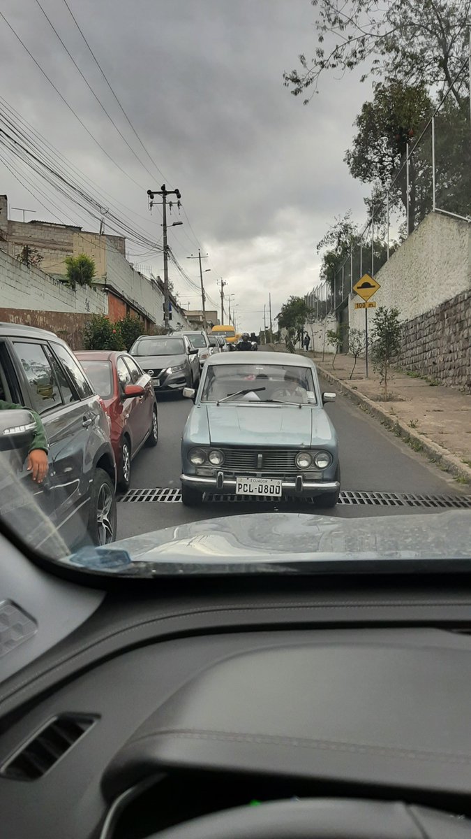 SANTOPADRON's tweet photo. @AMT_Quito mientras decenas de ciudadanos decentes respetan la fila de autos en la congestión de la calle Ana Ayala en el norte de Quito, esta señora, muy cara dura, invade vía causando tráfico y sin consideración a nadie. Ahí tienen la prueba, sancionen a la vivísima. https://t.co/Wzaz6ZiPB5