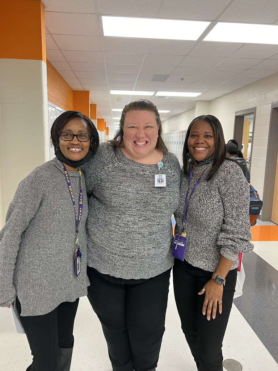 RSSreads's tweet photo. Great minds think alike … or, in this case, DRESS ALIKE!! 
Love my work fam @RBMS_Principal @River_Bend_MS https://t.co/nl7BGZXnW4