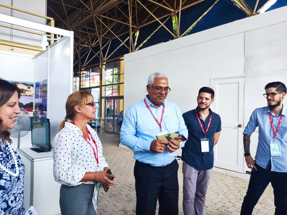 Oscar_CubaTSP's tweet photo. Visitamos con @RosyCubaMINJUS y @DiazYashna  las sedes expositivas de los 7  Bufetes Internacionales en la Feria de La Habana. Excelentes diseños y estrategias de comunicación para reflejar la calidad de sus servicios legales  a los actores económicos del país. @MMarreroCruz https://t.co/Nl7KB214Ya