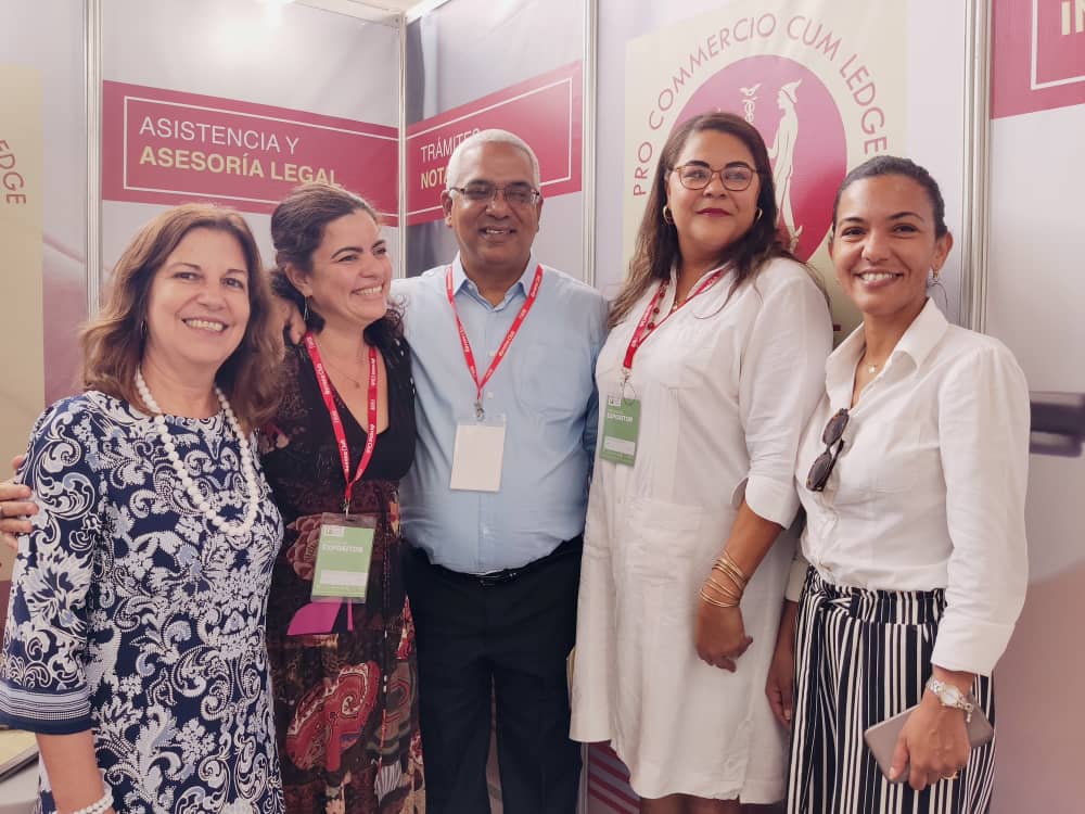 Oscar_CubaTSP's tweet photo. Visitamos con @RosyCubaMINJUS y @DiazYashna  las sedes expositivas de los 7  Bufetes Internacionales en la Feria de La Habana. Excelentes diseños y estrategias de comunicación para reflejar la calidad de sus servicios legales  a los actores económicos del país. @MMarreroCruz https://t.co/Nl7KB214Ya