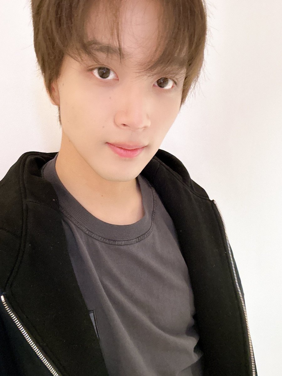 hcheartbbl's tweet photo. 221115💌

Today’s haechan

I got a question from a fan today, Why do you think some fans will like haechan?

So i have to answer, but

Why do you like me?

So i answered that it was because just I’m Haechan

I’m sure you won’t regret it if you like me

ㅎ

I’ll show you https://t.co/pOo4kLvOFE