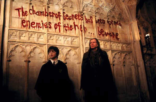 comunidadehpbr's tweet photo. "A câmara secreta foi aberta. Inimigos do herdeiro, cuidado!" Há 20 anos chegava aos cinemas Harry Potter e a Câmara Secreta. https://t.co/ZoV2qI19rX