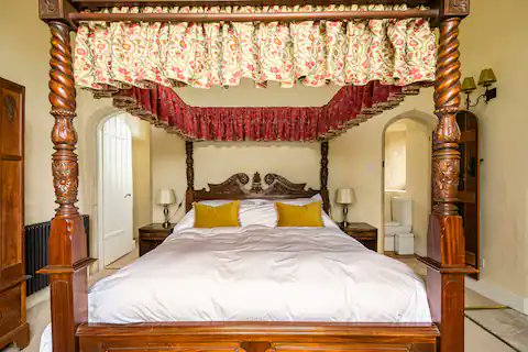 Apologies for #neglect but have had a tough time since February #loss now need to engage again with my followers.  What better way than to give a snapshot of our four poster "Queens" room, possibly where Henry VIII stayed with Anne Boleyn #royalty #king #RoyalScandal lik