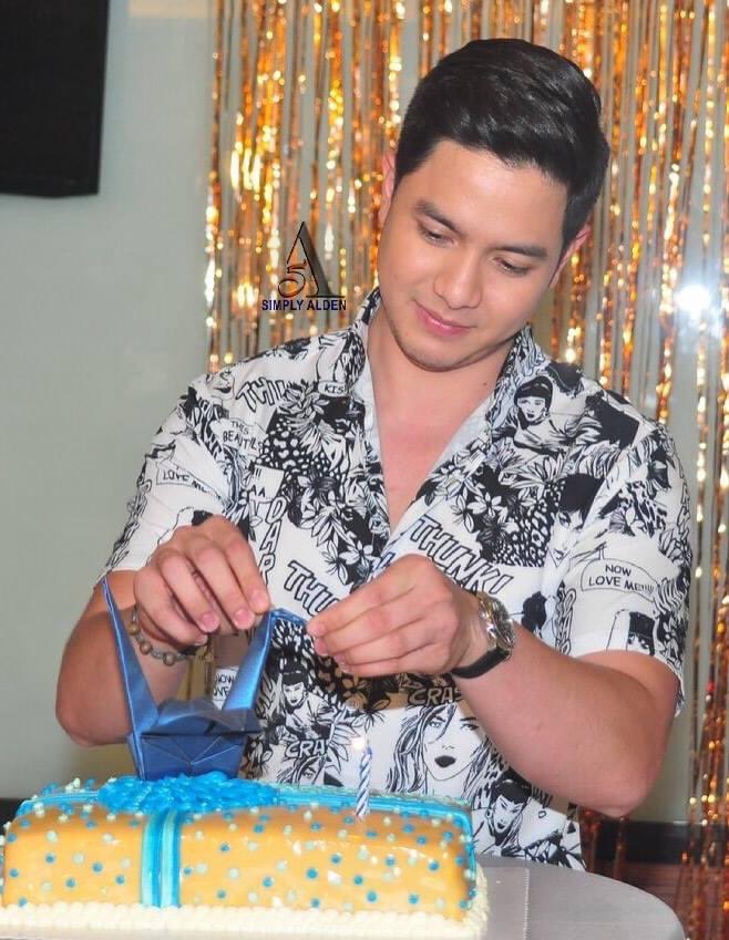 SimplyALDENofcl's tweet photo. Remember this @aldenrichards02 ? Who would have thought na after some time you would play a role where ikaw yung gumagawa ng paper cranes na yan. :)

#SUPHProtectingDani
#ALDENRichards 
ALDENxSUPH ConstantRefuge https://t.co/BErvXM8kjP