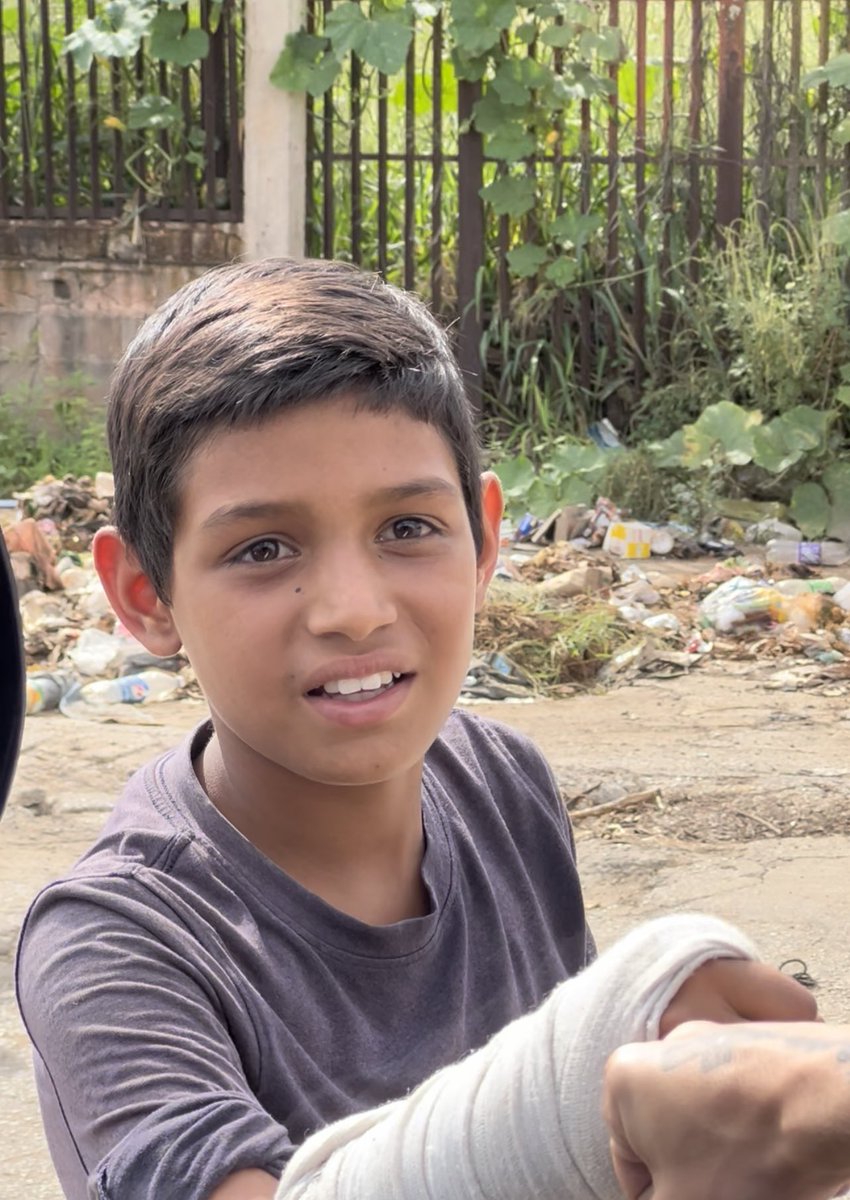 ManuelConecta's tweet photo. Hermanito, te quiero dar (40$)
- Pero señor, usted no puede hacer eso usted también tiene una familia.
✍🏽 | Brayan (12 años) San Francisco.
Aún nos queda muchísimo por aprender. https://t.co/mHimLCeeCH