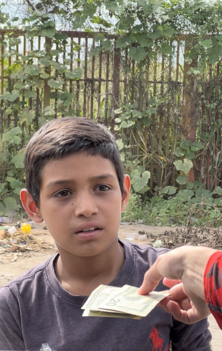 ManuelConecta's tweet photo. Hermanito, te quiero dar (40$)
- Pero señor, usted no puede hacer eso usted también tiene una familia.
✍🏽 | Brayan (12 años) San Francisco.
Aún nos queda muchísimo por aprender. https://t.co/mHimLCeeCH