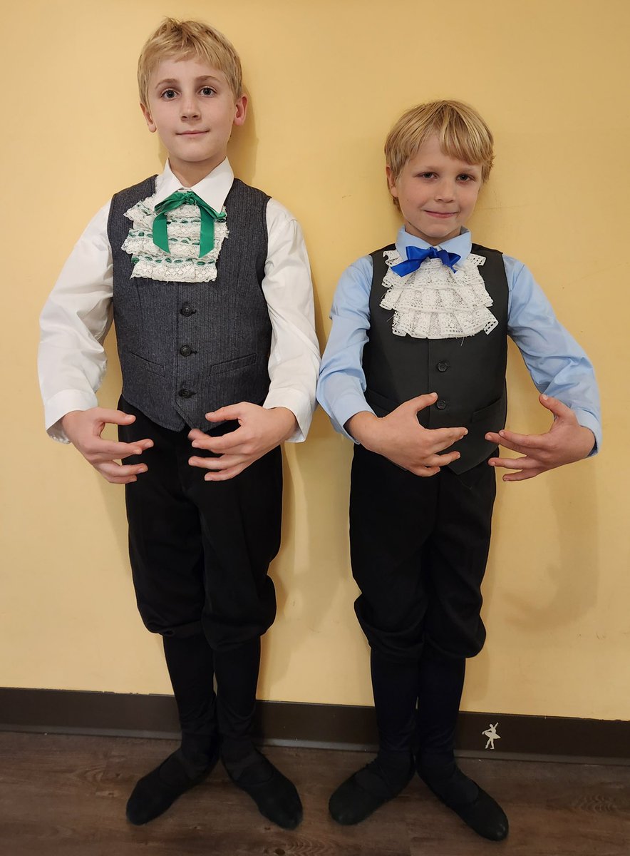 phdanceacademy's tweet photo. Happy #TwinningTuesday, #PartyBoy edition! 👯🎄🌟🎉 #PDA #PDANutcracker2022 #brothers #ballet #boysdancetoo https://t.co/G3ngG8KCP1