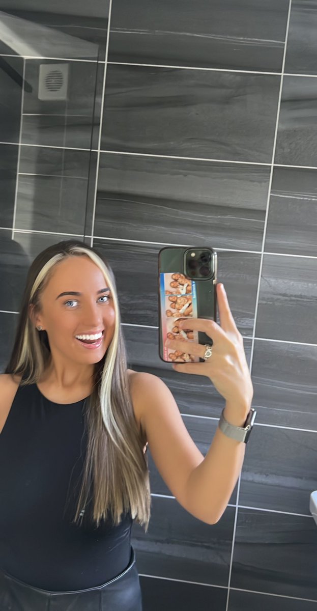 rebeccasmithX7's tweet photo. Blonde’s have more fun I heard 🤭 https://t.co/ceqWaabn4G