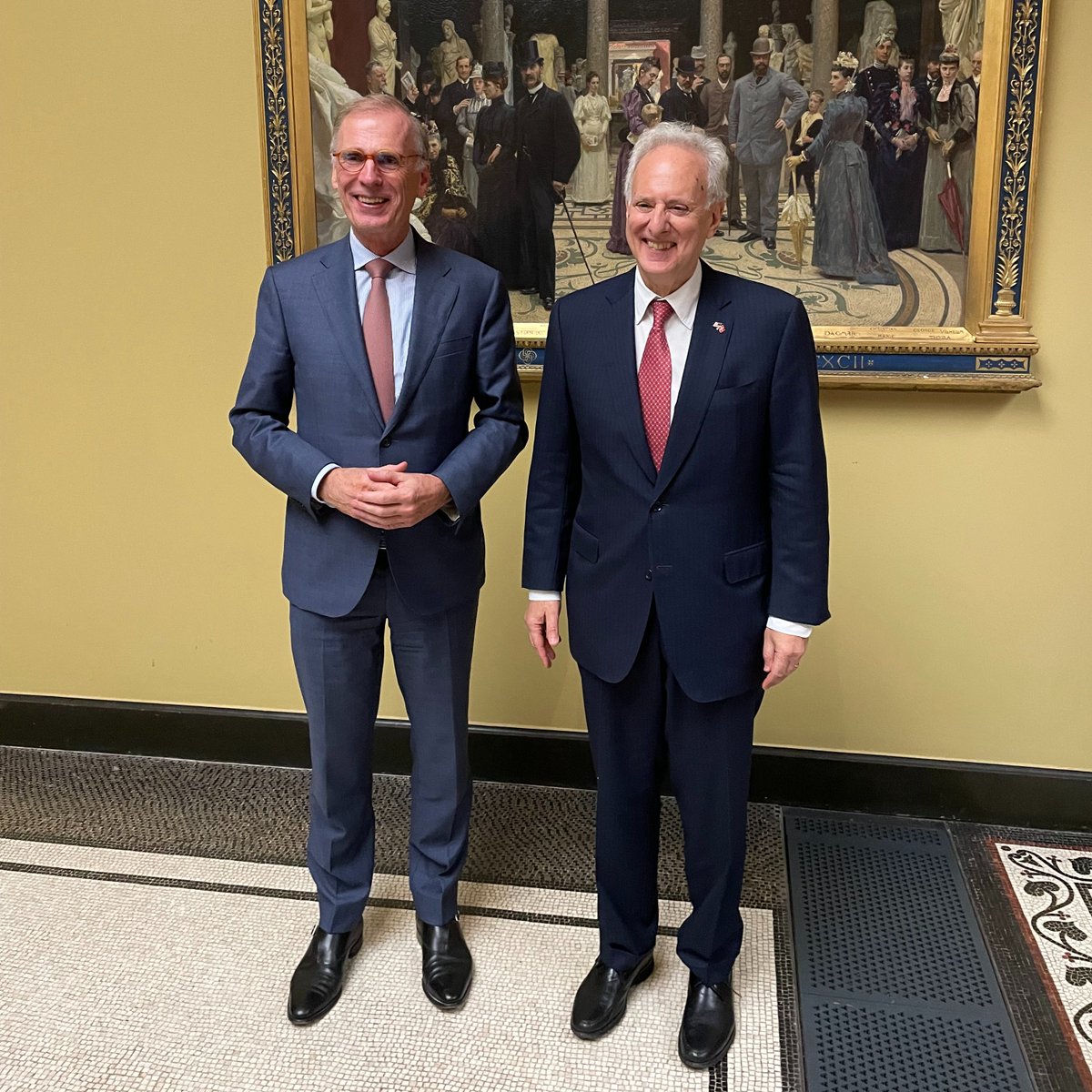 CarlsbergGroup's tweet photo. Thank you @USAmbDenmark for visiting @CarlsbergGroup in Copenhagen and meeting with our CEO Cees 't Hart to discuss transatlantic relations, beers and more 🇩🇰🇺🇸🍻 Cheers! #dkbiz https://t.co/13gnlKHVu5