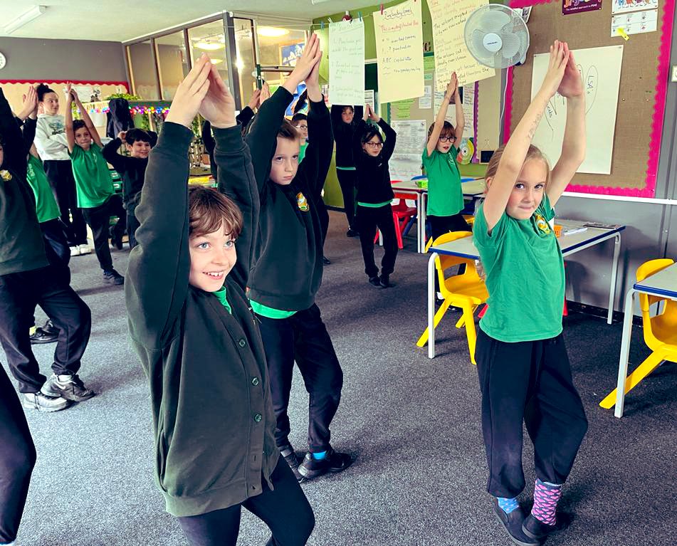 Ver_WPA's tweet photo. The rain will not stop PE! 🌧☔️💧Some fabulous poses in Ver this afternoon #WatersidePE #happychildrenlearn https://t.co/7C6DKcIOFs