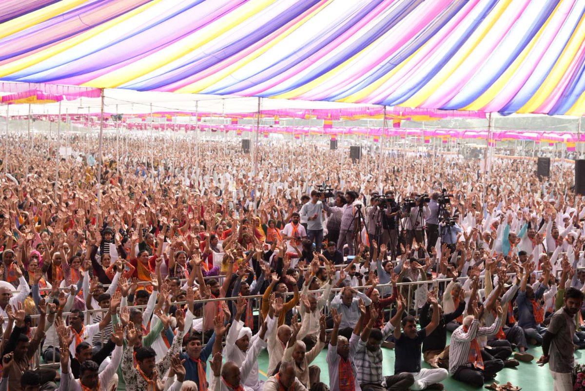 ABanasakantha's tweet photo. ચૂંટણીને લઇ અર્બુદા સેનાએ લીધો મહત્વનો નિર્ણય, અર્બુદા સેના હવે ચૂંટણીમાં કોઈ પણ રાજકીય પક્ષને સમર્થન નહીં કરે તેમજ અર્બુદા સેનાનો કોઈ પણ સભ્ય ચૂંટણી પણ નહીં લડે, માત્ર સામાજિક મુદ્દાઓને લઇને જ કામગીરી કરશે https://t.co/MppKXi4H9X
