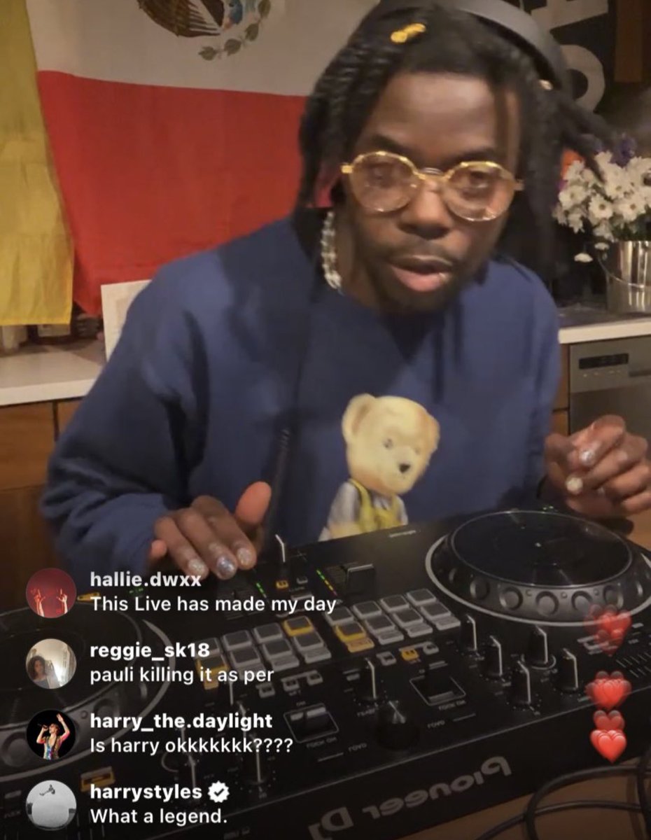 ForgodsakeLarry's tweet photo. First that IG post, and now being casually himself on Pauli’s live, commenting private jokes and having fun. Something is changing https://t.co/wcj2lEDlJ4