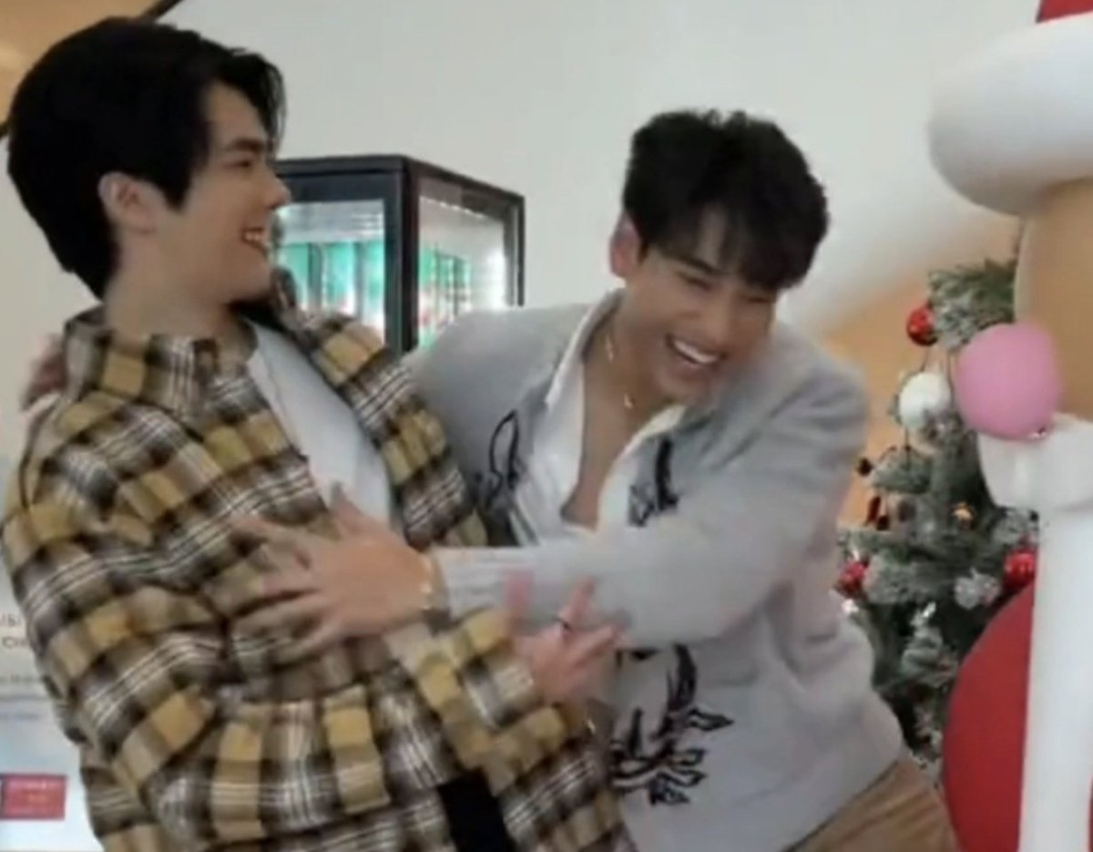 empyreansaturn's tweet photo. The way Mile held onto Apo's waist so Apo won't lose his balance after jumping to surprise him. 🥺😭

; #MilePhakphum #Nnattawin https://t.co/ivLkevbzcs