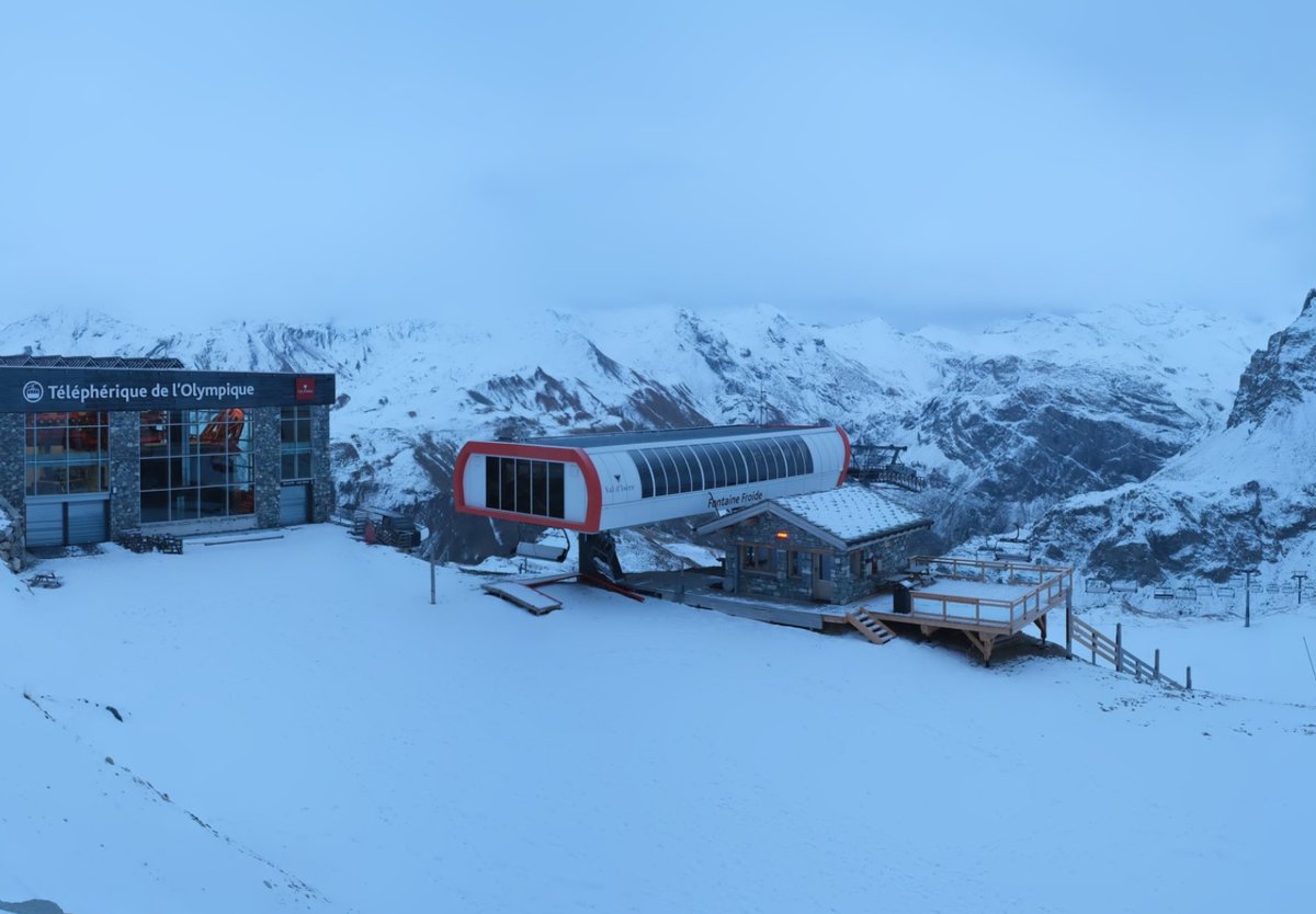 radiovaldisere's tweet photo. Au regard des conditions météorologiques et de l’automne particulièrement doux, l’ouverture du domaine skiable de Tignes – Val d’Isère initialement prévue le 26 novembre est reportée au 3 décembre 2022. 
+ d'infos demain matin dans les infos avalines https://t.co/0wYCIBLFR1