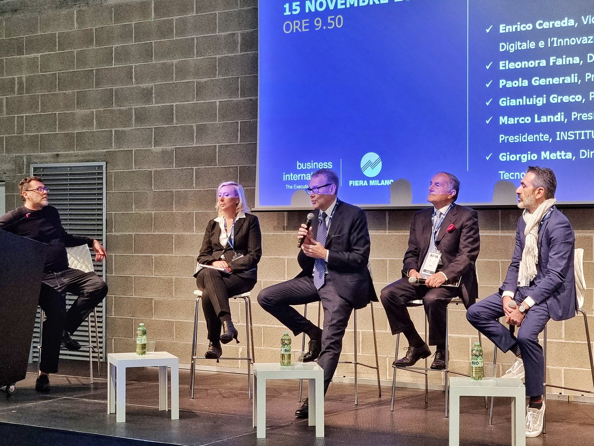 "Manca reale comprensione dei benefici e delle possibilità di utilizzo dei dati e dell’#IntelligenzaArtificiale, assieme a consapevolezza del tema, competenze adeguate e attitudine. È fondamentale supportare le #imprese nei percorsi di innovazione" <a href="/ecereda/">Enrico Cereda</a> VP #Assolombarda #AIXA