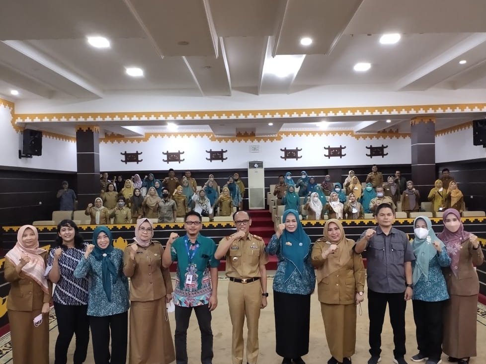 SNVIndonesia's tweet photo. In a one-day learning exchange visit in #metro today, representatives from #bandarlampung city authorities, health office, environmental office and waste-bank cadres share lessons and experience on #behaviourchangecommunication implementation for #safesanitation promotion https://t.co/4welJFOTnP