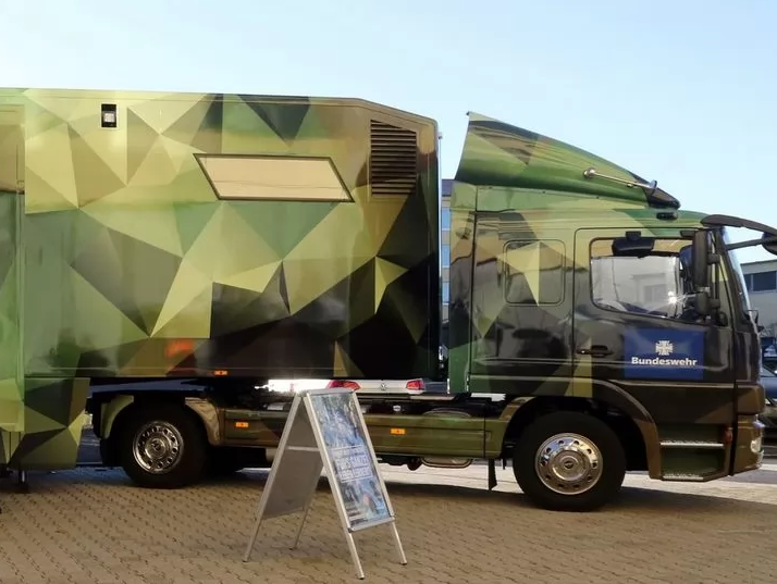 PIZ_Personal's tweet photo. Der #Karrieretruck des Karrierecenter Mainz machte als „Truck on Tour“ halt in der Eifelkaserne beim ITBtl 281. Eine Woche lang wurden gezielt IT-Bewerber innen und Interessierte eingeladen und beraten. #BundeswehrPersonal https://t.co/sPAj320eui