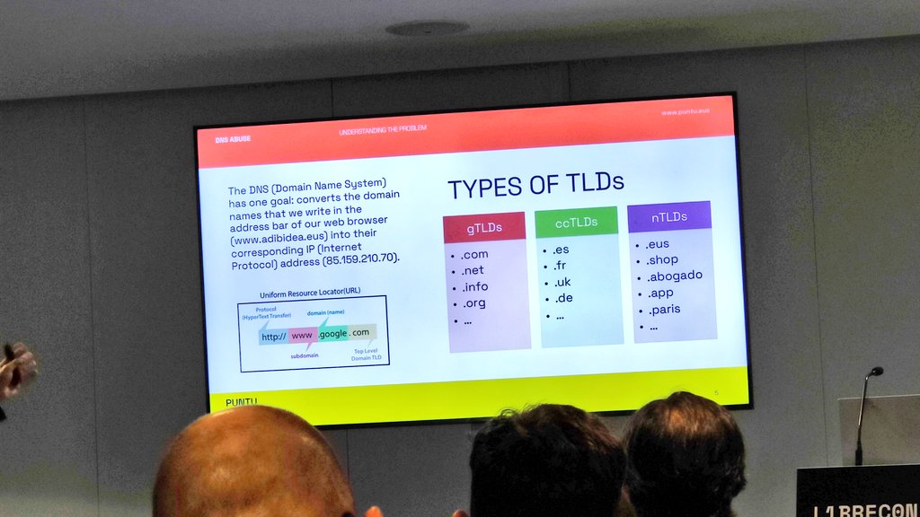 oscarzor's tweet image. La evolución del DNS ha evolucionado muy rápidamente #LibreCon2022