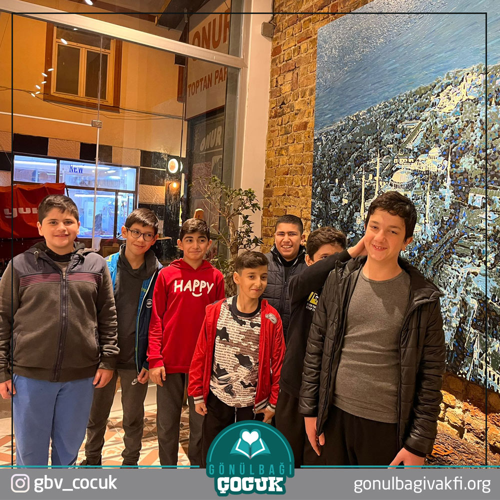 Vakfımızın 10-11 yaş arasındaki bir grup çocuğumuz İslam Hat Sanatlarının sergilendiği Kumbaracı4 isimli sanat galerisini ziyaret ettiler. Ziyaretleri sırasında sanat galerisinin sahibi Ebubekir Mete çocuklara sergilenen tablolar hakkında bilgilendirmelerde bulundu.