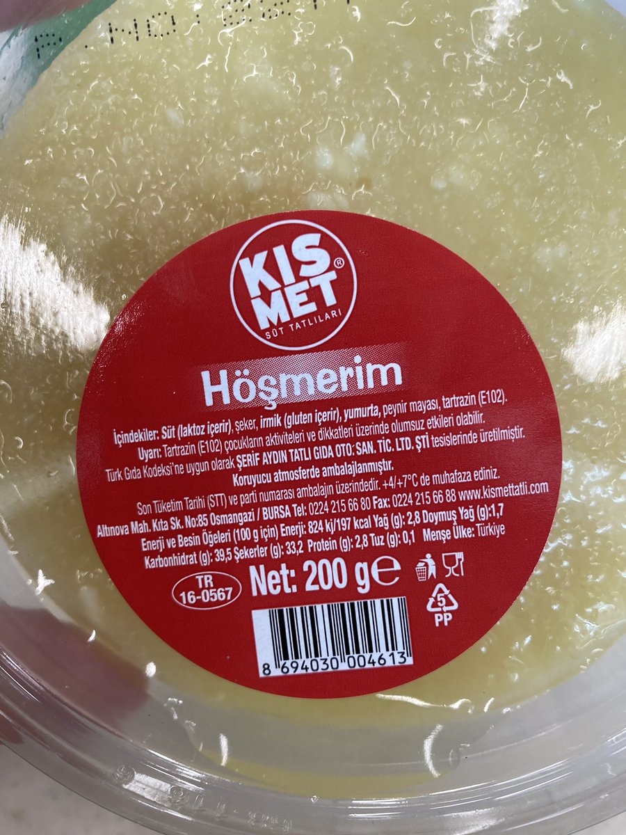 Çocuğunuza sütlü bir tatlı alayım diyorsunuz fakat ürüne sarı renk vermek amacıyla çocuklarda aktivite ve dikket eksikliğine yol açan Tartrazin kullanılıyor.
İsmine de kısmet demişler.
Bunları tüketmek bu toplumun kısmeti olmamalı.
#NeYediğiniziBilin