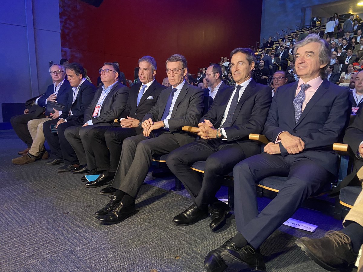 coches's tweet photo. 🔴 ¡Arranca #eXpoGanvam, punto de encuentro de más de un millar de profesionales de la automoción! ➡ Las palabras de Raúl Palacios, pdte @GanvamOficial, destacan la responsabilidad de acompañar a todas las empresas del sector en este proceso de modernización 🚗 ¿Subes? 👇 https://t.co/ikN8RXksA0