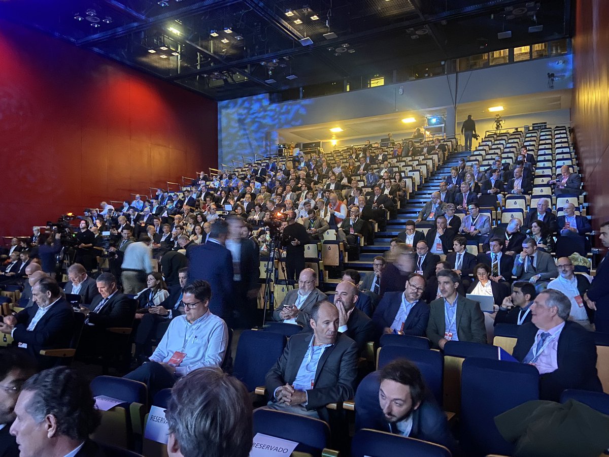 coches's tweet photo. 🔴 ¡Arranca #eXpoGanvam, punto de encuentro de más de un millar de profesionales de la automoción! ➡ Las palabras de Raúl Palacios, pdte @GanvamOficial, destacan la responsabilidad de acompañar a todas las empresas del sector en este proceso de modernización 🚗 ¿Subes? 👇 https://t.co/ikN8RXksA0