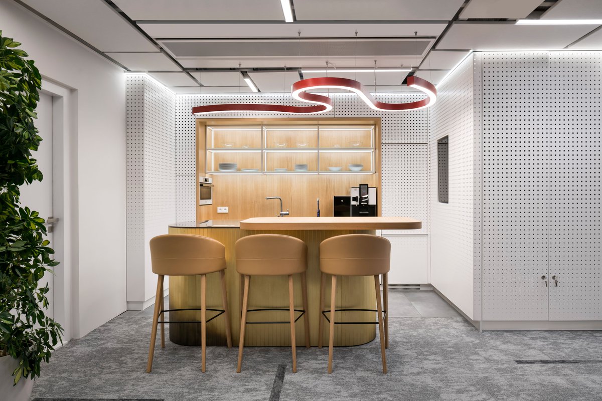 HALLALighting's tweet photo. Our #Flumo60-S system luminaire in a beautiful red color illuminates the kitchen of the new Prague offices of the international law company Allen &amp; Overy. Professional lighting is complemented by #Lipo60 luminaires.

More pictures of this project:
https://t.co/Zv7dTDWp7P https://t.co/wjpVanZBan