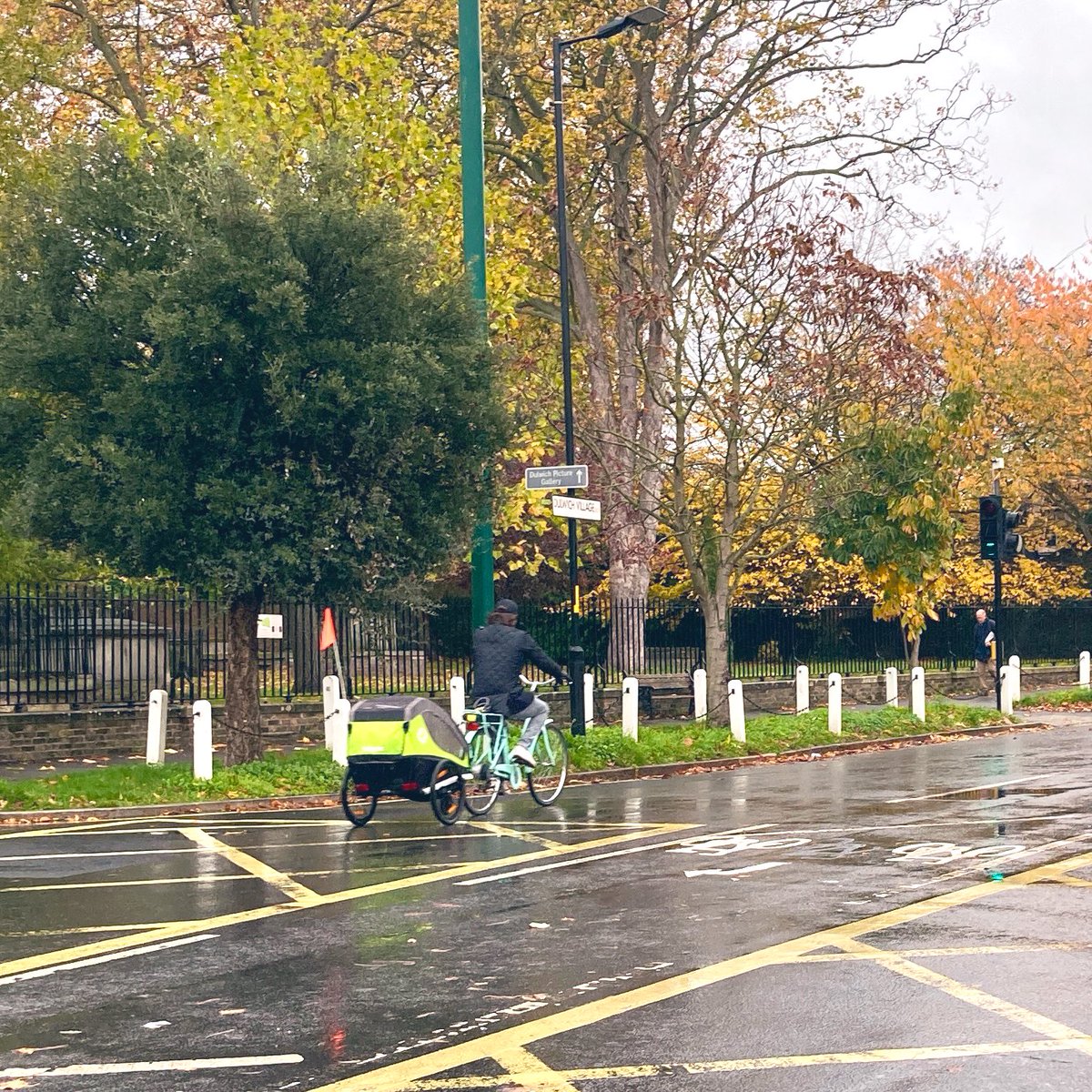 Bike trailers are ideal for travelling to school on a rainy day! ☔️  

We have a few slots left for November - book here hernehillforum.org.uk/chariots-of-fu… #BikeToSchool #WalkCycleLDN