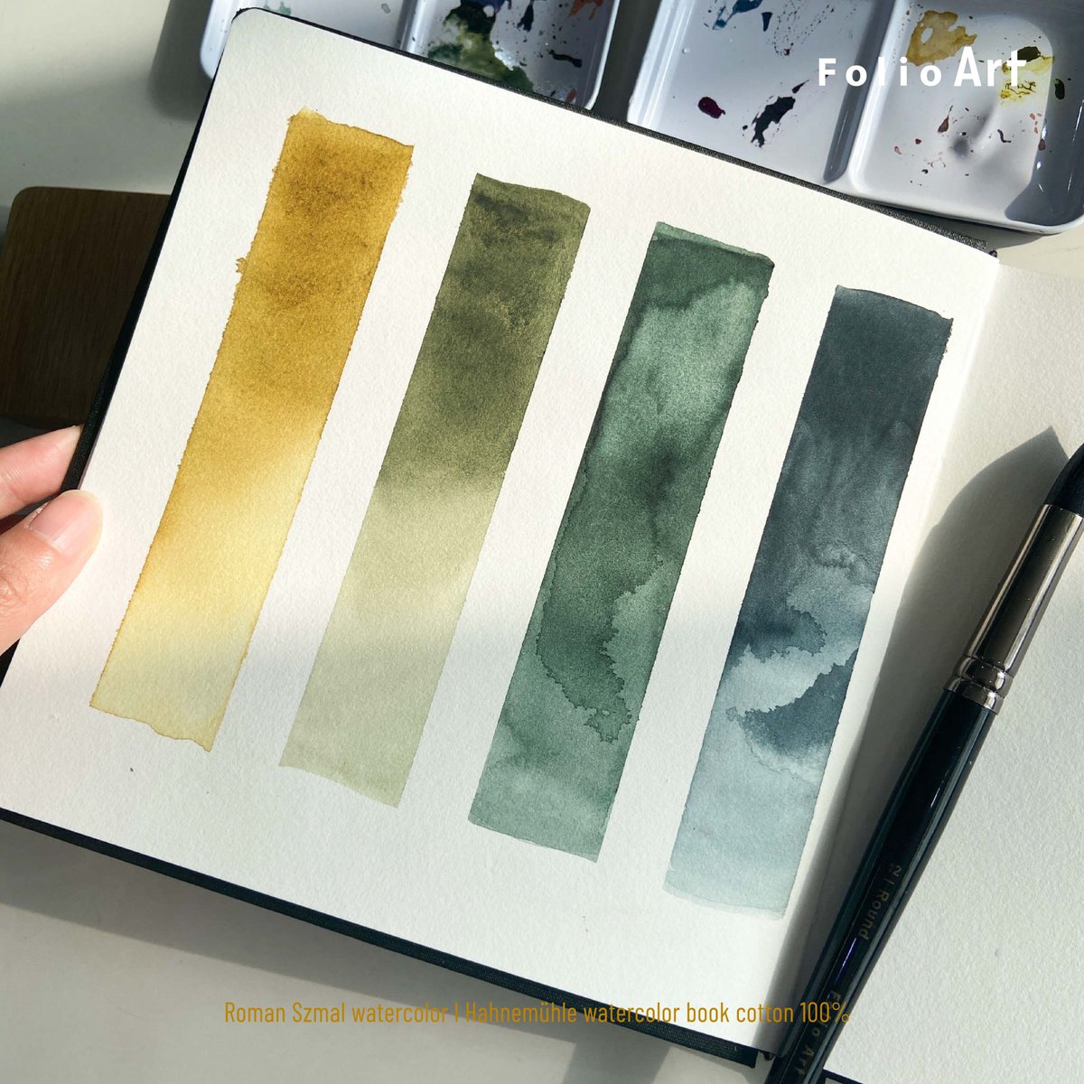สมุดสีน้ำปกสีดำเข้ม ปกแข็งกันน้ำได้นิดหน่อย ปกโค้งมน เล่มนี้ ด้านในมีกระดาษ สีน้ำชนิด Cold pressedทำให้กระดาษอุ้มน้ำได้เยอะ เวลาลงสีหรือระบาย ใครเป็นสายค่อยๆเติมน่าจะชอบค่ะ เวลาสีทิ้งเกรนสวยมากก นอกจากนี้เนื้อกระดาษทำมาจาก cotton 100% เพราะงั้น ลงสีไม่ดรอป ไม่ซีดจางแน่นอน