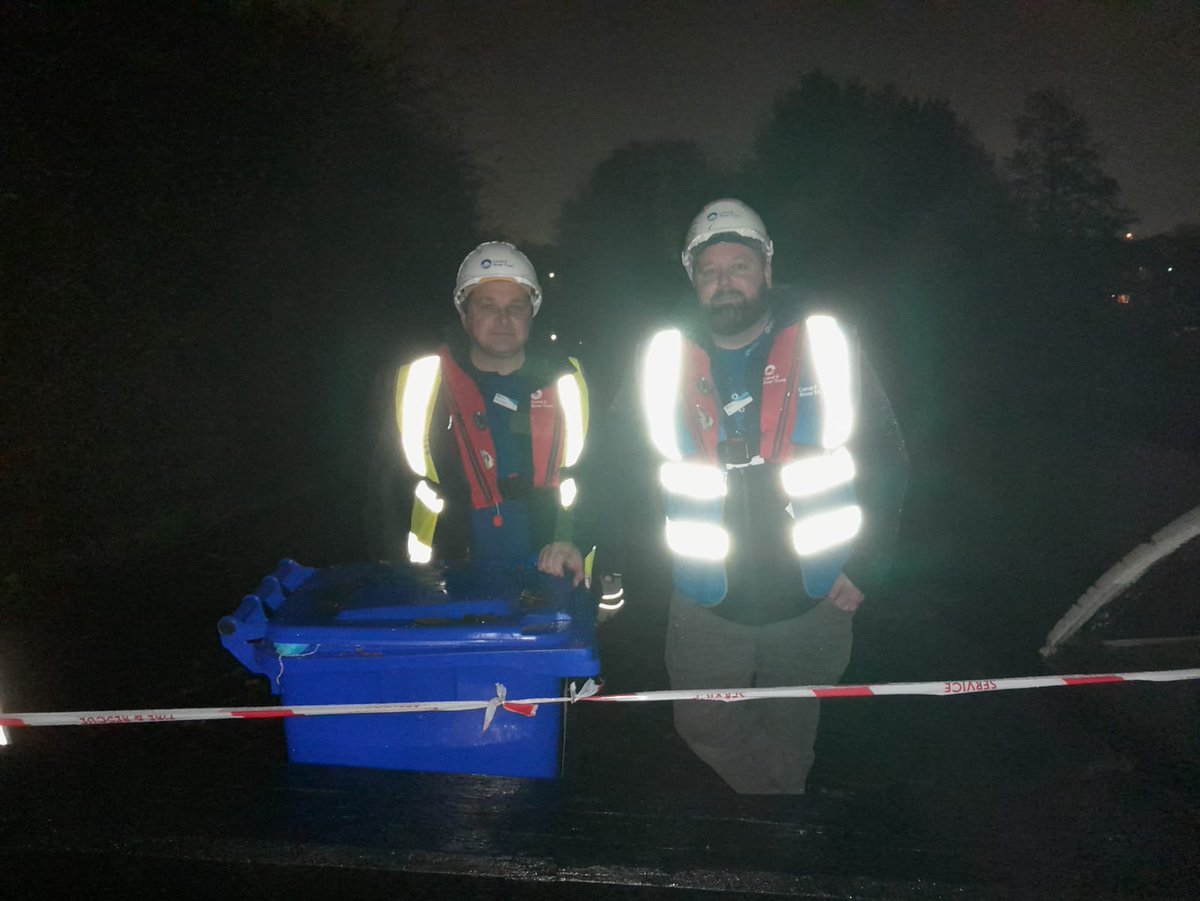 A big THANK YOU to our operations team colleagues <a href="/AaronAtwal2/">Aaron Atwal</a> <a href="/CRT_Lee/">Lee Bates</a> Maciej &amp; Simon who worked non stop yesterday to get the Land Rover out of the lock in #Tipton. Thanks also to <a href="/sandwellcouncil/">Sandwell Council</a> and the crane hire company for helping to make this happen. A great team effort!