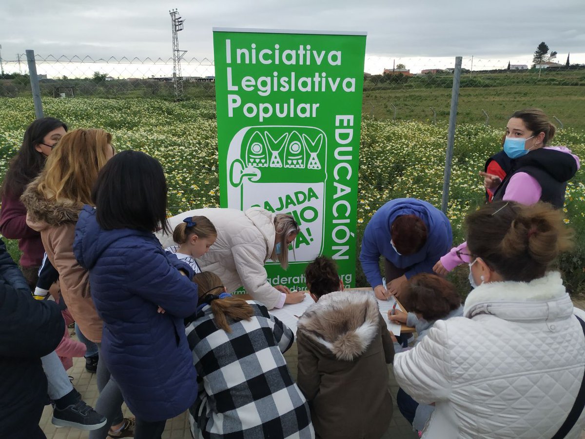 ILPABajadaRatio's tweet photo. ⚠️Acabamos de recibir la noticia de la Junta Electoral: ¡¡¡HEMOS SUPERADO EL TRÁMITE DE LAS 40.000 FIRMAS!!!

💚Cuando la comunidad educativa de la #EducaciónPública se organiza, ¡somos imparables!

📢La #BajadaDeRatio se discutirá en el Parlamento y será ley en #Andalucía https://t.co/P0qwjgfulm