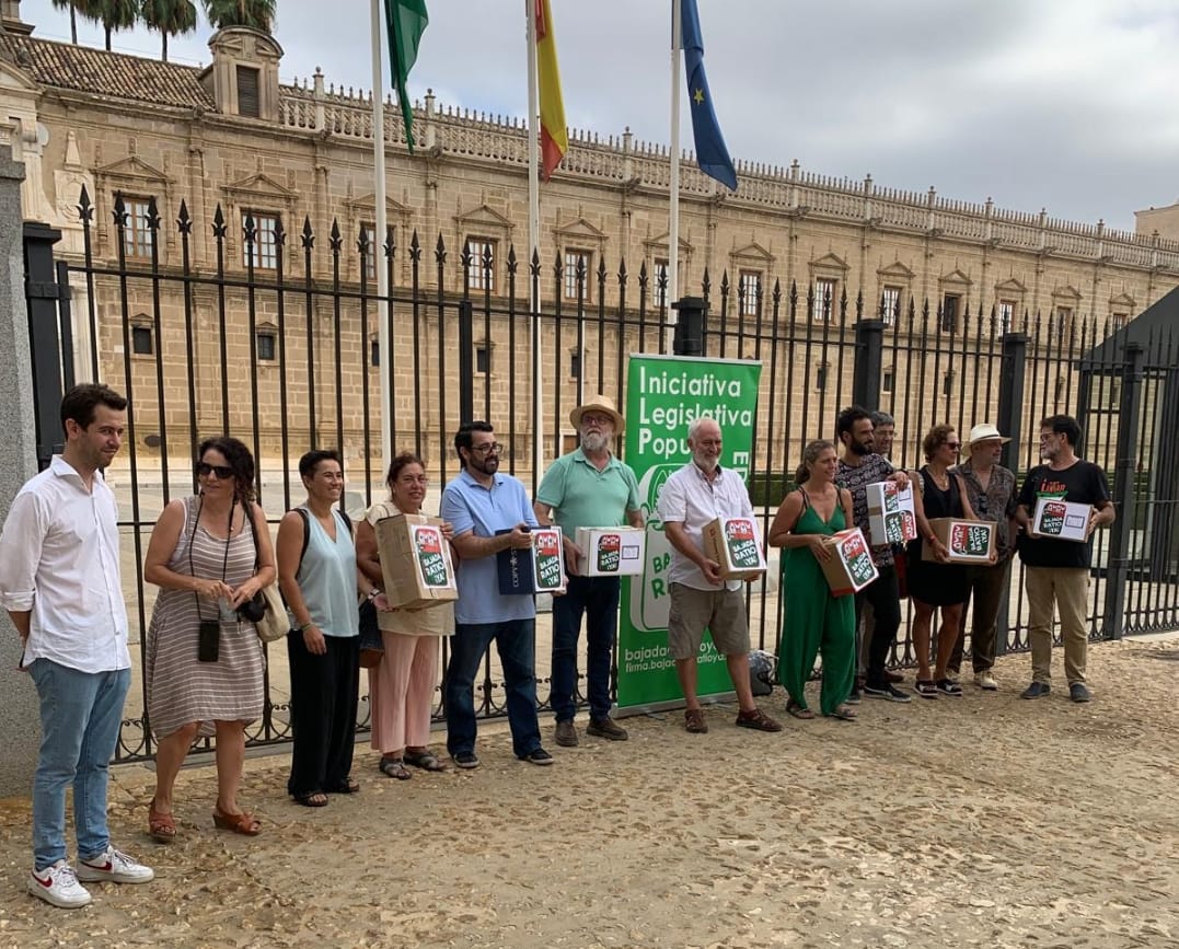 ILPABajadaRatio's tweet photo. ⚠️Acabamos de recibir la noticia de la Junta Electoral: ¡¡¡HEMOS SUPERADO EL TRÁMITE DE LAS 40.000 FIRMAS!!!

💚Cuando la comunidad educativa de la #EducaciónPública se organiza, ¡somos imparables!

📢La #BajadaDeRatio se discutirá en el Parlamento y será ley en #Andalucía https://t.co/P0qwjgfulm