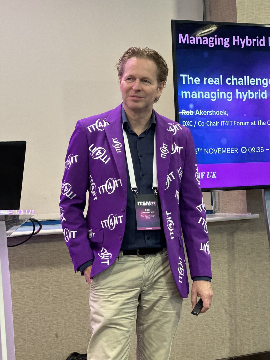 First session of the second day <a href="/itSMFUK/">itSMF UK</a> is the snazzily dressed <a href="/RobAkershoek/">Rob Akershoek</a> who is fresh from his audition as The Riddler!