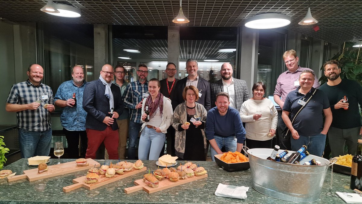 cbalocco's tweet photo. Toll, die #MIEExpert Community wieder bei #MicrosoftCH zu haben! Erklärtes Highlight: die Tech- Showcases die uns Didier Hubounig bei der Tour durchs #MTCSwitzerland zeigte. Kreativ wurde drüber diskutiert, was deren Einsatz in der Schule sein könnte. https://t.co/yj55U9AzMH