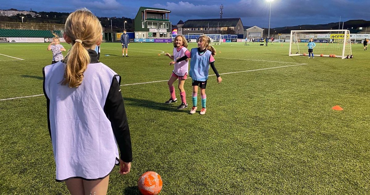 BmoCoaching's tweet photo. GIRLS FOR GOALS & BMO BEARS π»β½οΈ
Our first ever Girls for Goals session at @AberystwythTown yesterday as well as the return of the Monday Bears in @BowStreetFC
Still a few spaces left across these sessions! π₯
Book here - https://t.co/9CUzAKdVM3
#girlsforgoals #funfootball https://t.co/Vb0So1N8mY