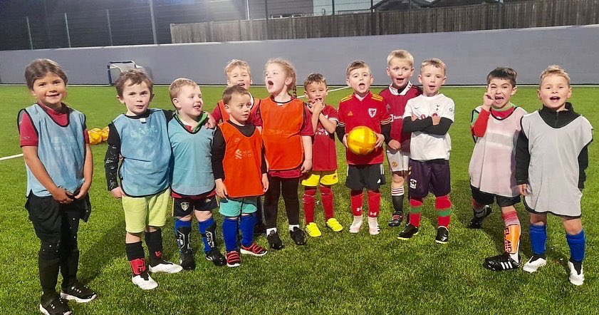 BmoCoaching's tweet photo. GIRLS FOR GOALS & BMO BEARS π»β½οΈ
Our first ever Girls for Goals session at @AberystwythTown yesterday as well as the return of the Monday Bears in @BowStreetFC
Still a few spaces left across these sessions! π₯
Book here - https://t.co/9CUzAKdVM3
#girlsforgoals #funfootball https://t.co/Vb0So1N8mY