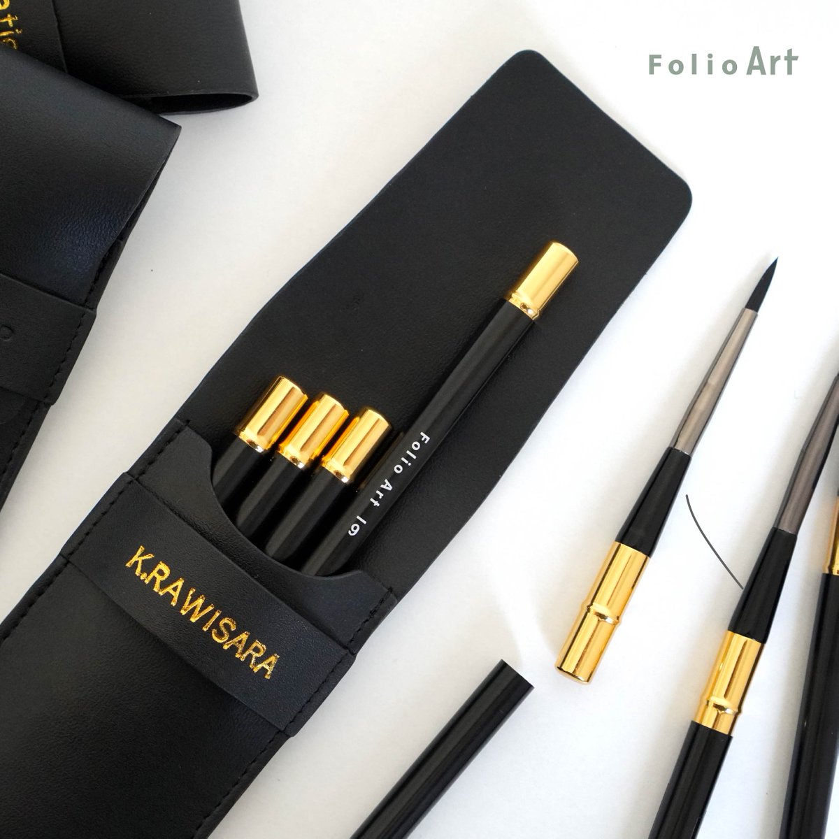 พู่กันจิ๋วพับเก็บได้อย่าง folio art travel brush พู่กันแบบพกพา ใช้ง่าย 1 เซตประกอบด้วย พู่กันขนสังเคราะห์ที่ใช้บ่อยใช้ประจำ 4 ด้ามด้วยกันคือเบอร์ 1,2,4,6 พู่กันหัวกลม  ปั้มชื่อได้ด้วยน๊าาา แอบแนะนำเลยว่า สีทองปั้มออกมาแล้วสวยมากกกก ใครสนใจรีบเลยยยย