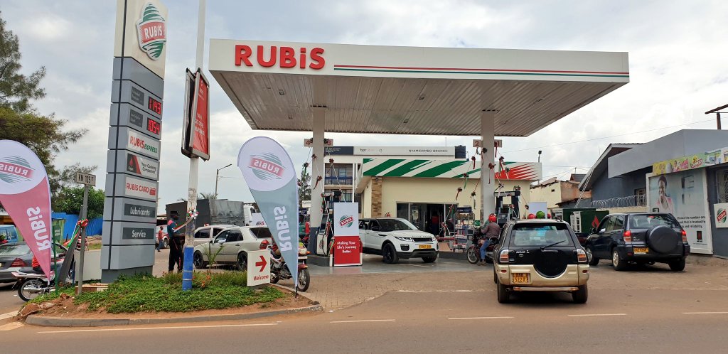 Rencontre à la résidence avec le cofondateur du Groupe Rubis Jacques Riou et sa délégation.

Rubis est l'un des plus gros investisseurs français au Rwanda et va poursuivre son implantation dans le secteur de l'énergie dans le pays des Mille Collines 🇨🇵🇷🇼