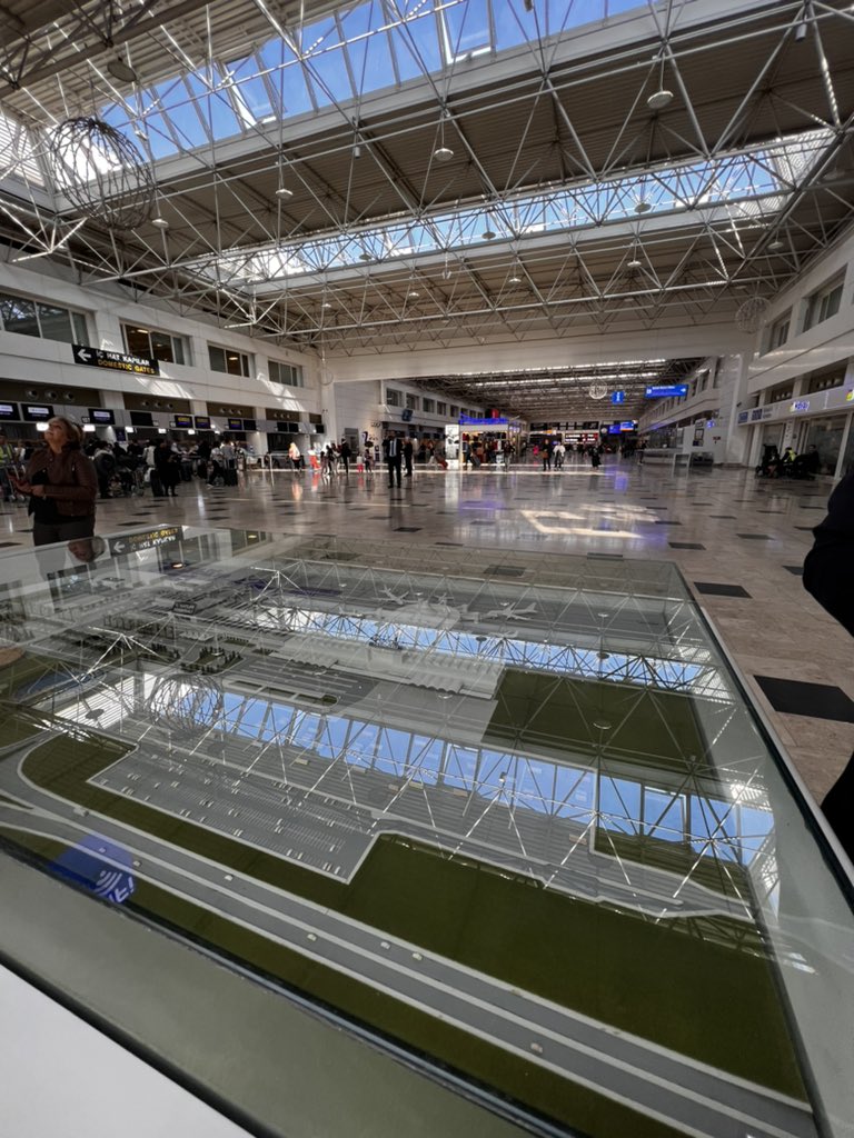 poiparedes's tweet photo. Liderar un aeropuerto internacional exige ampliar la mirada, Fraport nos permite ampliar la mirada y traer soluciones innovadoras y creativas de otros aeropuertos del grupo. #knowhowtransfer #innovation #airportlife #LAP https://t.co/Jx55HbLaG2
