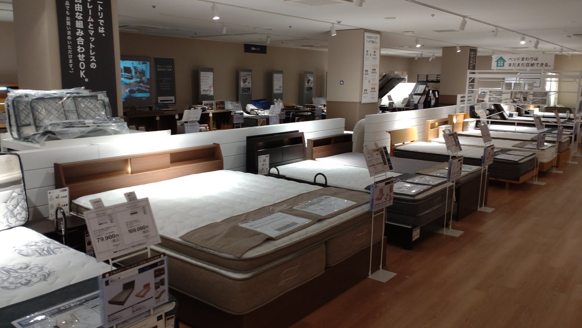 ohnuki_tsuyoshi's tweet photo. 池袋東口のニトリ、週末の正式オープン前のソフトオープンだそうで、ぶらっと見てきた。池袋は「なんでもあるけどみんな小さい」という感じなので、こういう大型店はありがたい。まだ新築の香りがした。
ソフトオープンと言っても普通に営業はしてる横で、研修もしてるって感じみたい。 https://t.co/YQNeEUwLEB