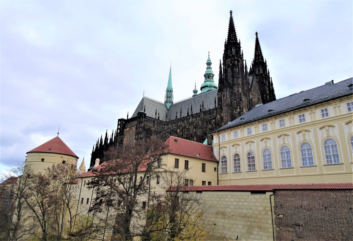 pac1610's tweet photo. Magnificent #PragueCastle! @ThePhotoHour @StormHour @StormHourMark @lebalzin @YourAwesomePix @LensAreLive #ePHOTOzine #Prague #Praha #CzechRepublic #beautifulcastles 💙🇨🇿🤍 https://t.co/w2snI3PDcA