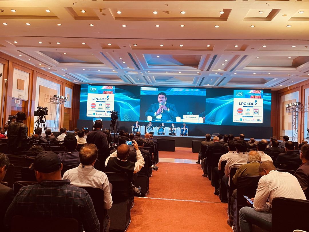 IndiaExpoCentre's tweet photo. Navneet Mohan Kothari, Joint Secretary, Ministry of Petroleum and Natural Gas Govt of India took centre stage at #LPGWeek. Join #LPG4Dev Summit onsite discussion to hear from leading industry & energy experts about #cooking with #LPG to improves health, quality of life. https://t.co/ncMHWWw9zu