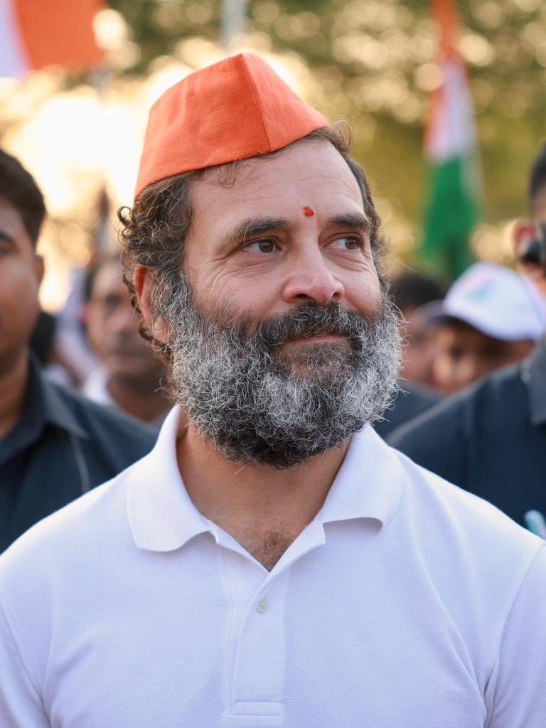 Akhilesh_tiwa's tweet photo. राहुल गांधी की इस तस्वीर में आपको क्या दिख रहा है? https://t.co/KFaYtc6Et7