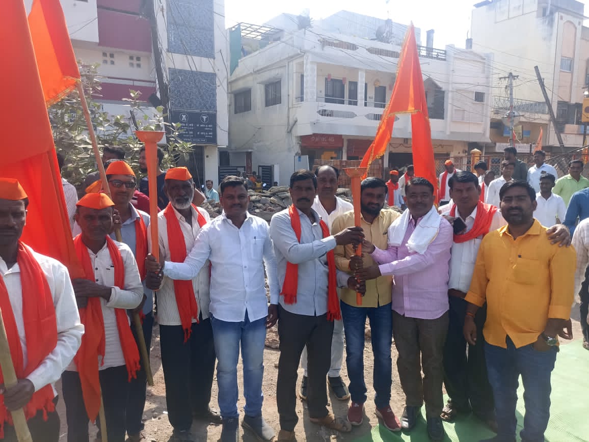 SumitChavre's tweet photo. आज शिवसेना #shivsenauddhavbalasahebthackeray पक्षाच्या वतीने #शेतकरी यांच्या साठि #परभणी मध्ये बेधडक मोर्चा@ काढण्यात आला होता त्या निमित्ताने #पुर्णा युवासेना शहर सरचिटणीस म्हणून मोर्चात सहभागी होतो.🐅🏹🚩 #Valmiki_Army #Sumit_Chavre #Shivsena #Parbhani #BhangiSena #shetkari https://t.co/lQBBggZyjk